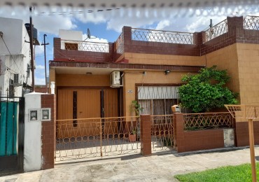 Vivienda de 3 ambientes con patio y terraza + departamento de 2 ambientes. Lote 210 m2