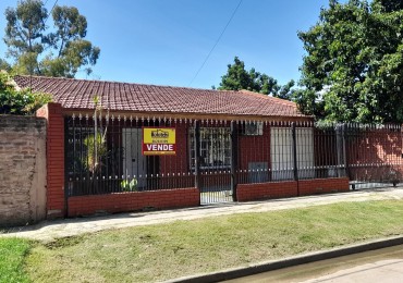 Casa en venta, 3 dormitorios, liv-comedor, cocina, baño, garage, patio y pileta de natacion.