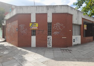 Casa en venta compuesta de 2 dormitorios, living-comedor, cocina, 2 baños, un garage cubierto y cochera descubierta. Lote 243 m2